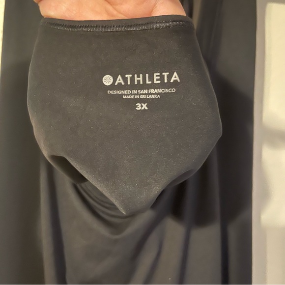 NWT ATHLETA Black Nitro Semi Fitted Keyhole Tank Top - Picture 5 of 5